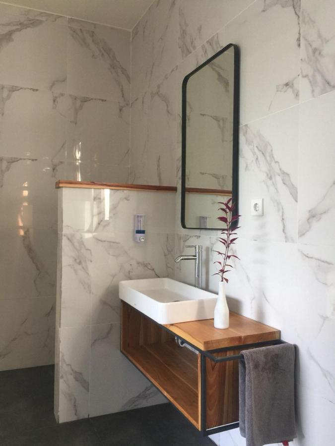 Le Chien Rouge Hotel Lovina Екстериор снимка