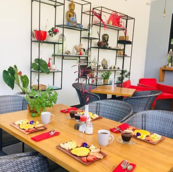 Le Chien Rouge Hotel Lovina Екстериор снимка